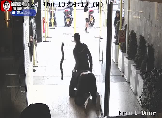 Video :An Amazon delivery worker and a bystander in the street beat up a crippled building management
